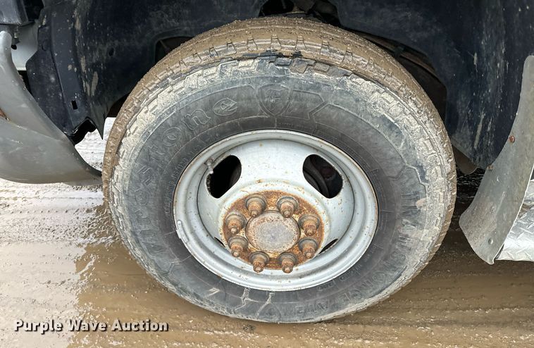 image for item NN9439 2006 GMC Sierra 3500 utility bed pickup truck