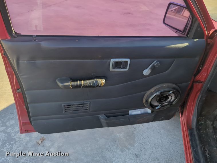 image for item OD9183 1995 Nissan pickup truck