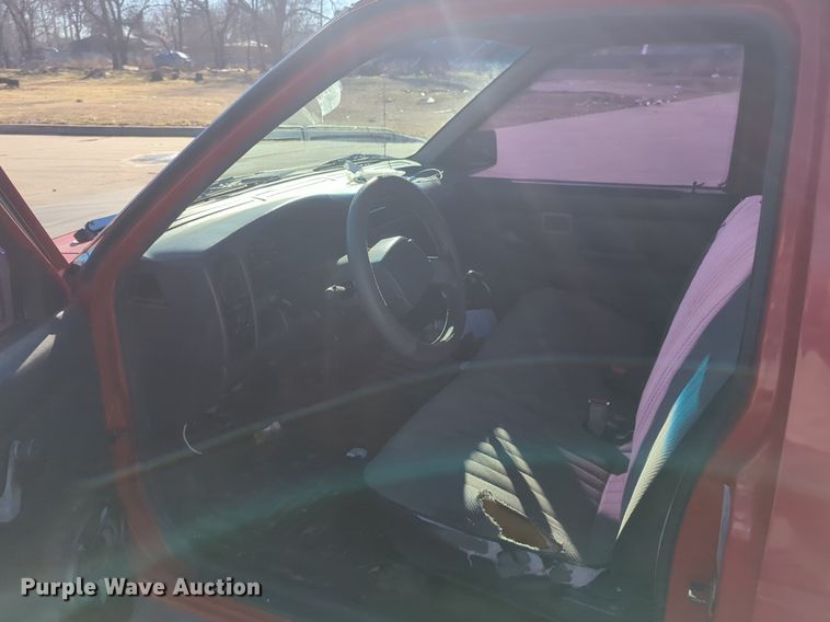 image for item OD9183 1995 Nissan pickup truck