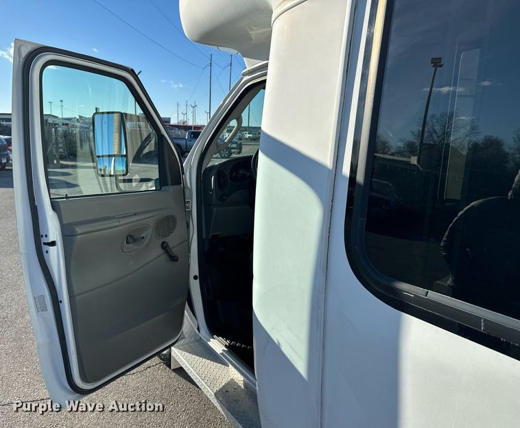 image for item OD9934 2008 Ford  E350 Super Duty shuttle bus