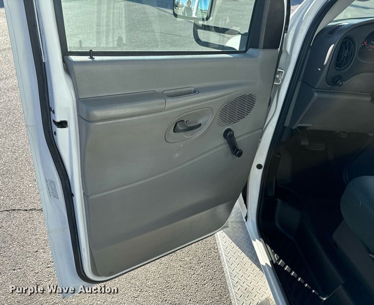 image for item OD9934 2008 Ford  E350 Super Duty shuttle bus