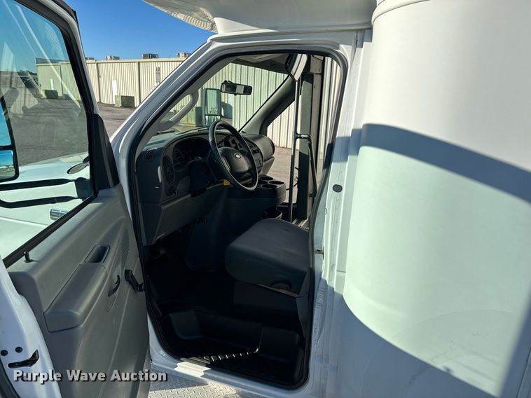 image for item OD9934 2008 Ford  E350 Super Duty shuttle bus