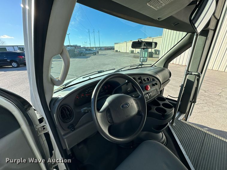 image for item OD9934 2008 Ford  E350 Super Duty shuttle bus