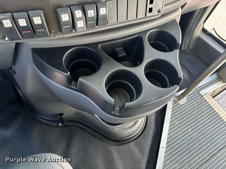 image for item OD9934 2008 Ford  E350 Super Duty shuttle bus