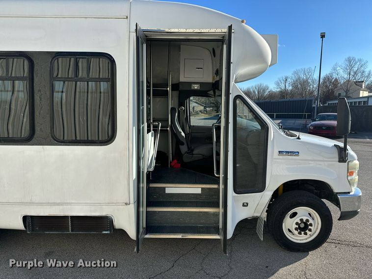image for item OD9934 2008 Ford  E350 Super Duty shuttle bus
