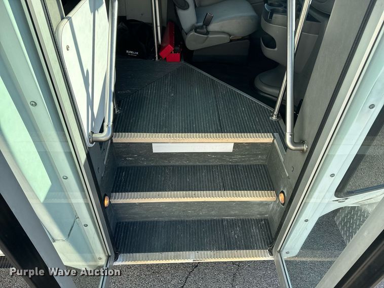 image for item OD9934 2008 Ford  E350 Super Duty shuttle bus