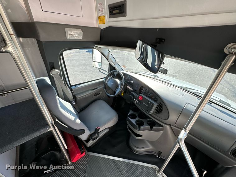 image for item OD9934 2008 Ford  E350 Super Duty shuttle bus
