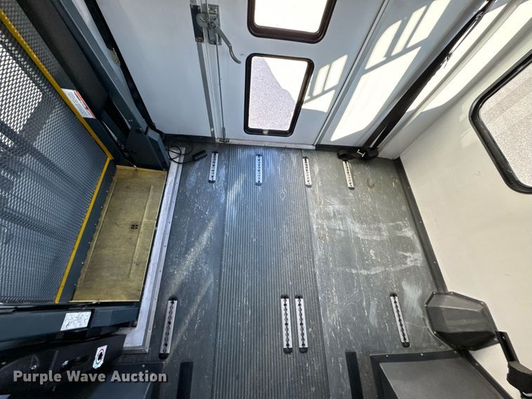 image for item OD9934 2008 Ford  E350 Super Duty shuttle bus