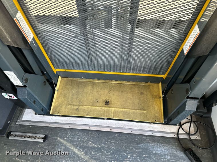 image for item OD9934 2008 Ford  E350 Super Duty shuttle bus