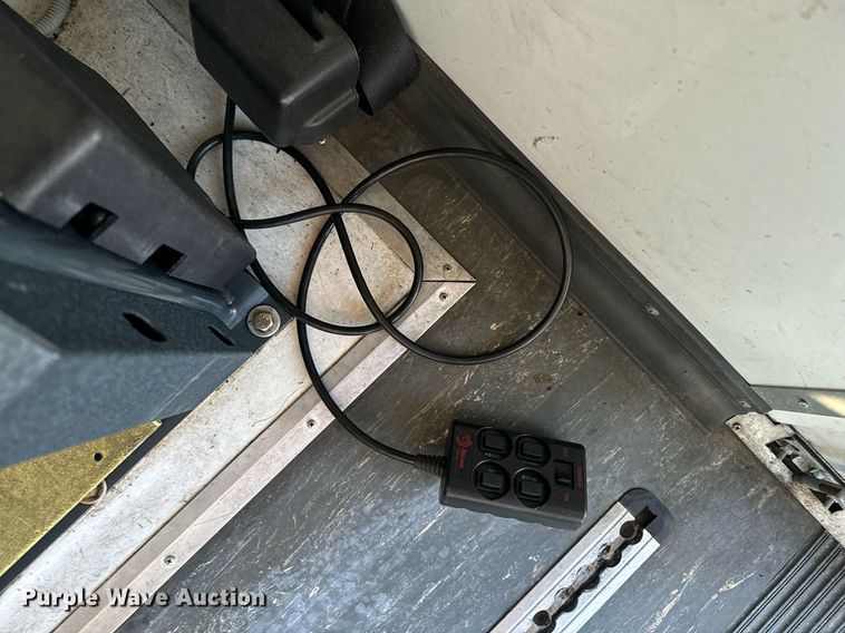 image for item OD9934 2008 Ford  E350 Super Duty shuttle bus