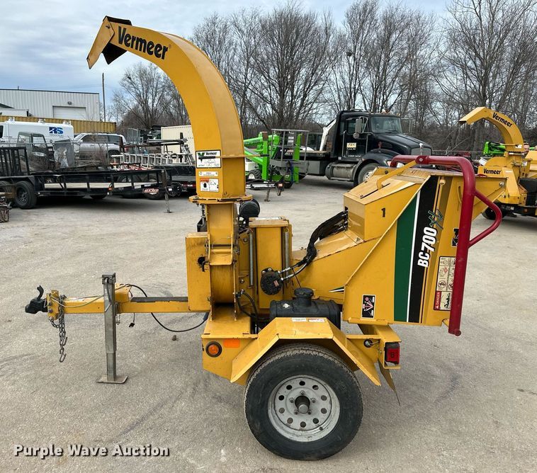 image for item OF9241 2016 Vermeer BC700XL wood chipper