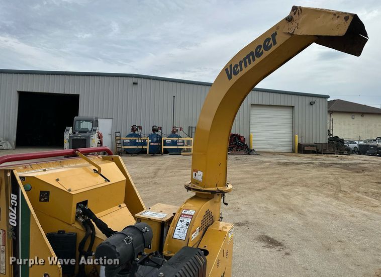 image for item OF9241 2016 Vermeer BC700XL wood chipper