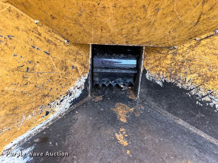 image for item OF9241 2016 Vermeer BC700XL wood chipper