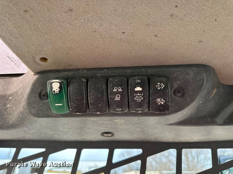 image for item OF9257 2018 Takeuchi TL6R tracked skid steer loader