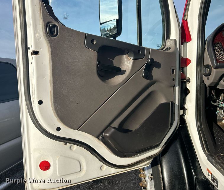 image for item OI9556 2019 Freightliner  Business Class M2 shuttle bus