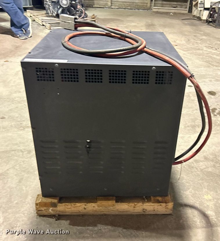 image for item OI9558 Extreme Power XPT18-865B forklift battery charger