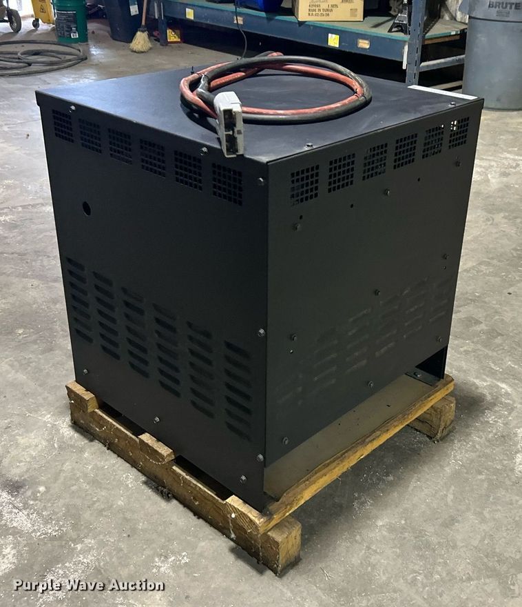 image for item OI9558 Extreme Power XPT18-865B forklift battery charger