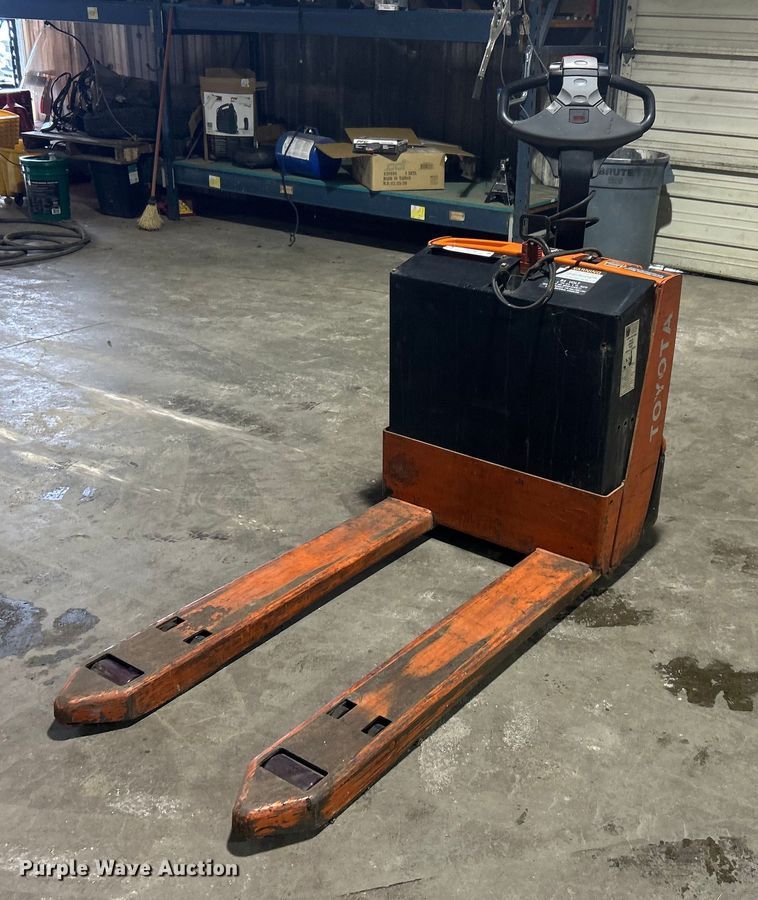 image for item OI9559 Toyota 7HBW23 pallet jack