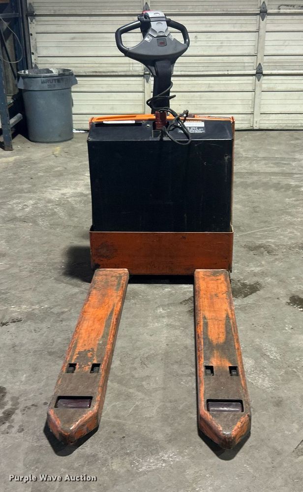 image for item OI9559 Toyota 7HBW23 pallet jack