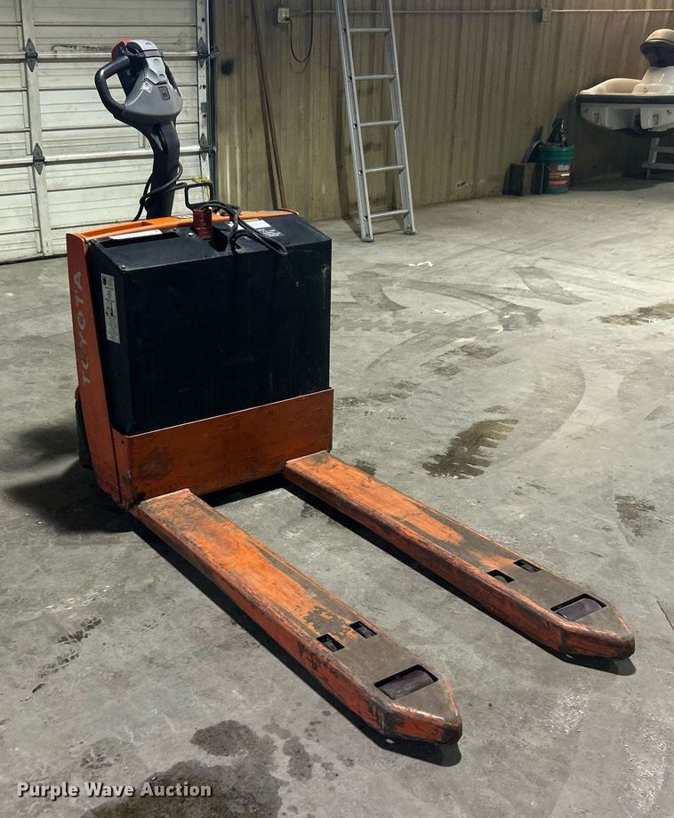 image for item OI9559 Toyota 7HBW23 pallet jack