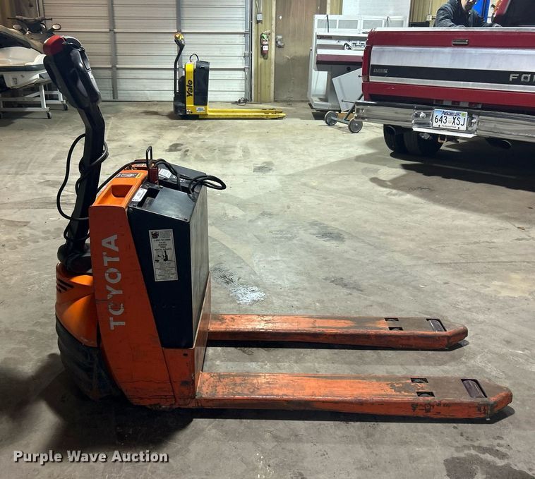 image for item OI9559 Toyota 7HBW23 pallet jack