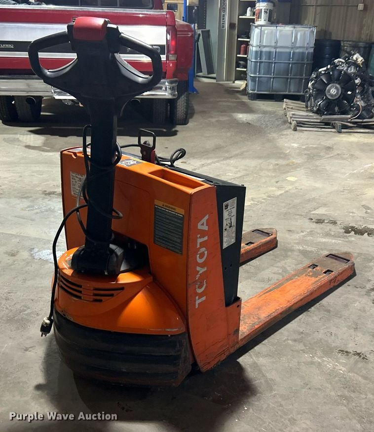 image for item OI9559 Toyota 7HBW23 pallet jack