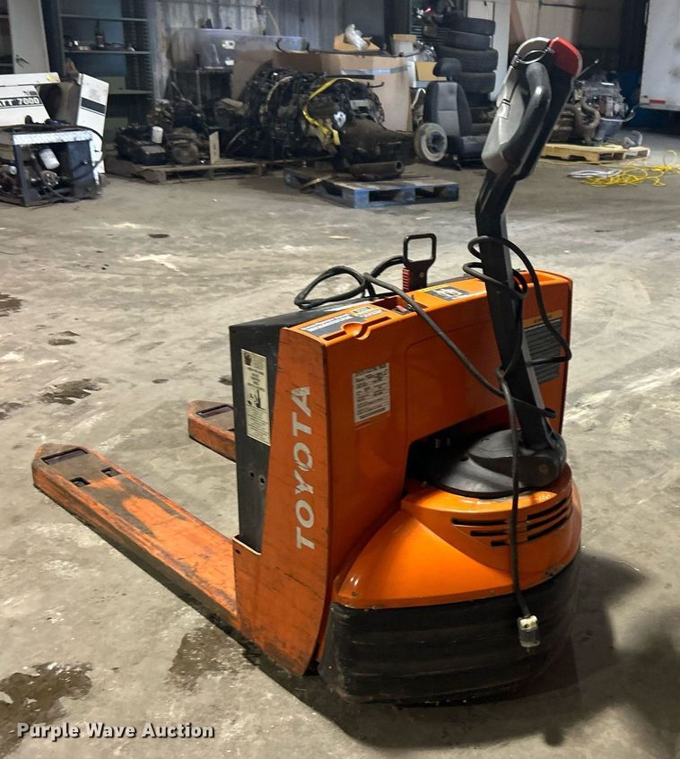 image for item OI9559 Toyota 7HBW23 pallet jack