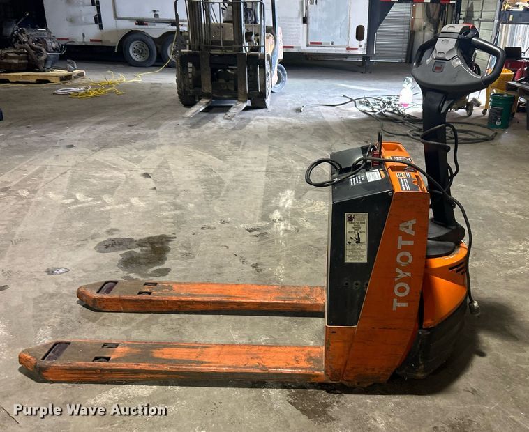 image for item OI9559 Toyota 7HBW23 pallet jack