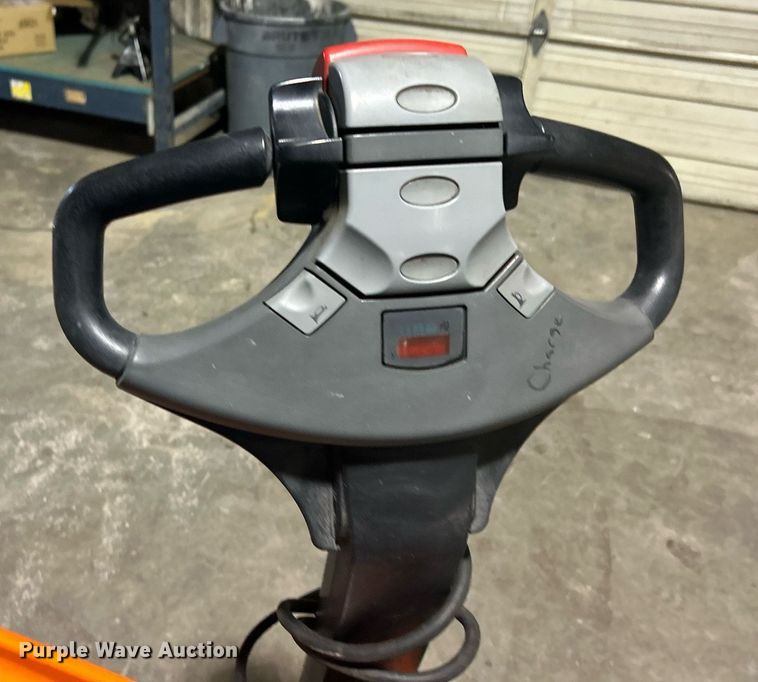 image for item OI9559 Toyota 7HBW23 pallet jack