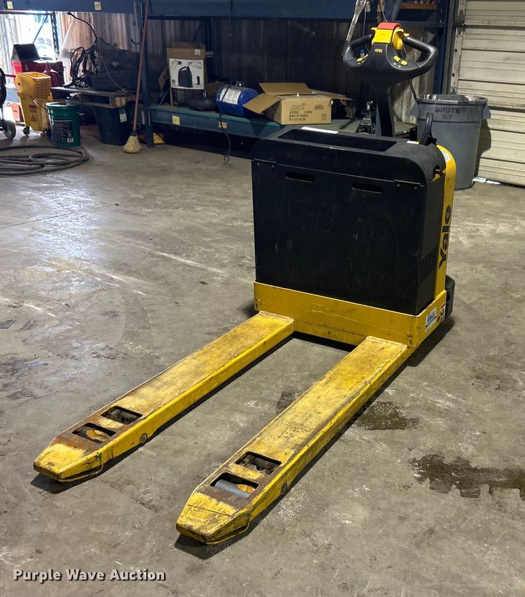 image for item OI9560 Yale MPB040-EN24T2748 pallet jack