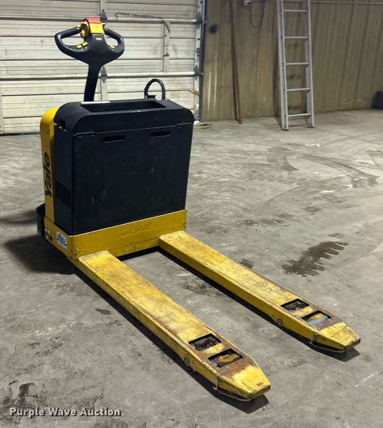 image for item OI9560 Yale MPB040-EN24T2748 pallet jack