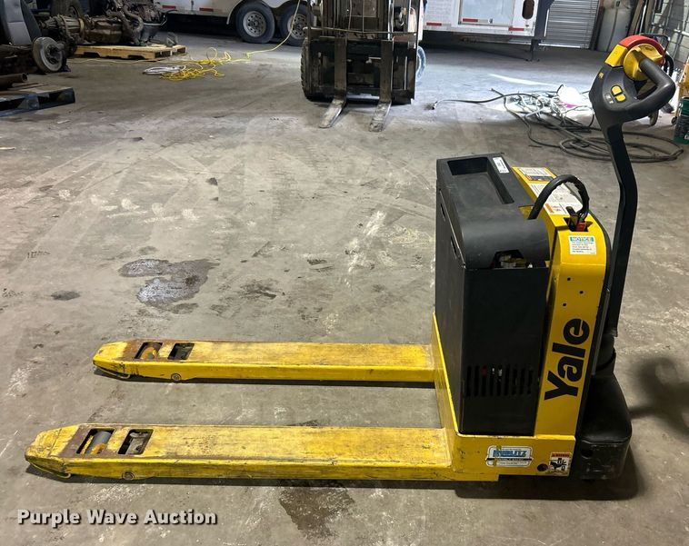 image for item OI9560 Yale MPB040-EN24T2748 pallet jack