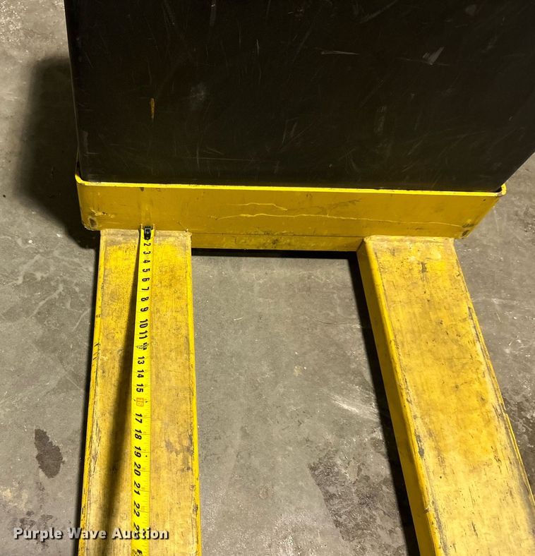 image for item OI9560 Yale MPB040-EN24T2748 pallet jack