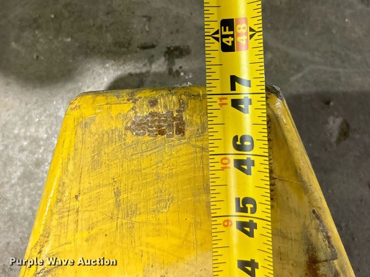 image for item OI9560 Yale MPB040-EN24T2748 pallet jack