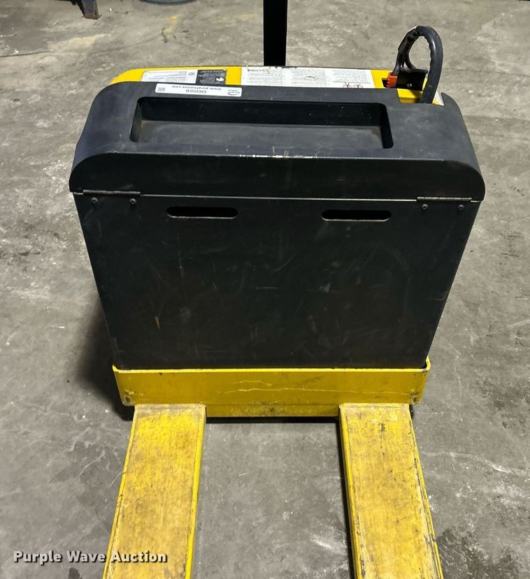 image for item OI9560 Yale MPB040-EN24T2748 pallet jack