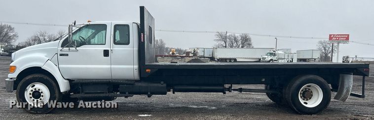 image for item OI9564 2007 Ford F750 Super Duty flatbed truck