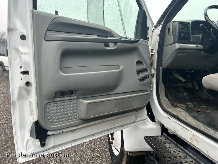 image for item OI9564 2007 Ford F750 Super Duty flatbed truck