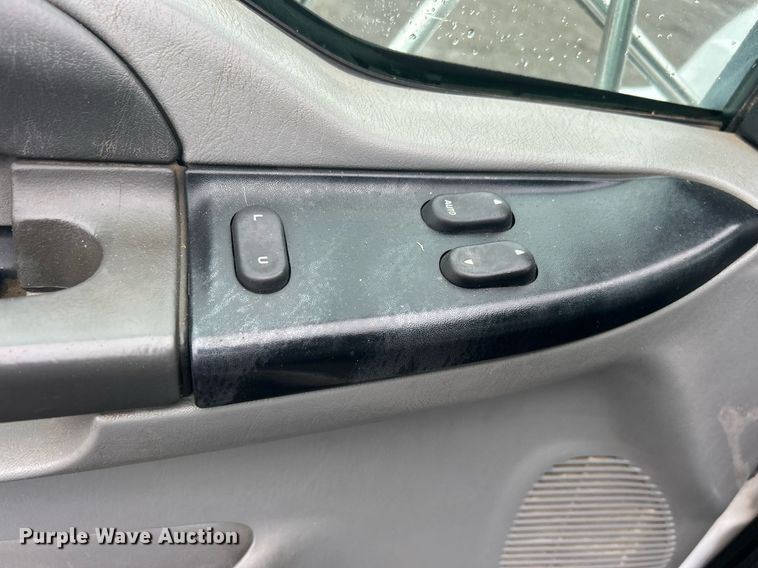 image for item OI9564 2007 Ford F750 Super Duty flatbed truck