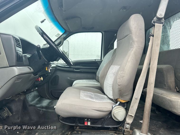 image for item OI9564 2007 Ford F750 Super Duty flatbed truck