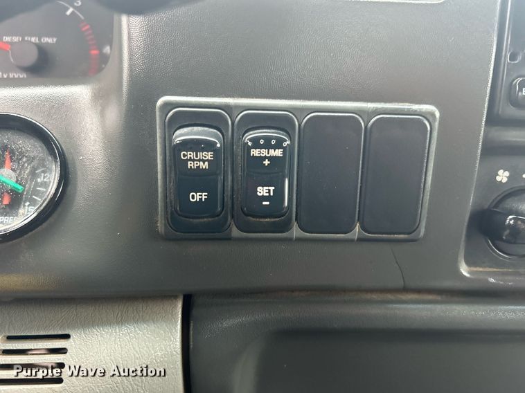 image for item OI9564 2007 Ford F750 Super Duty flatbed truck