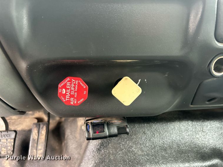 image for item OI9564 2007 Ford F750 Super Duty flatbed truck