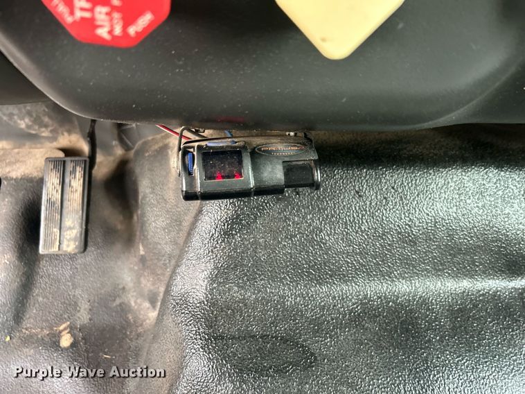 image for item OI9564 2007 Ford F750 Super Duty flatbed truck