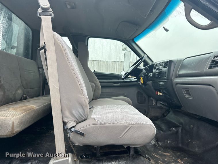 image for item OI9564 2007 Ford F750 Super Duty flatbed truck