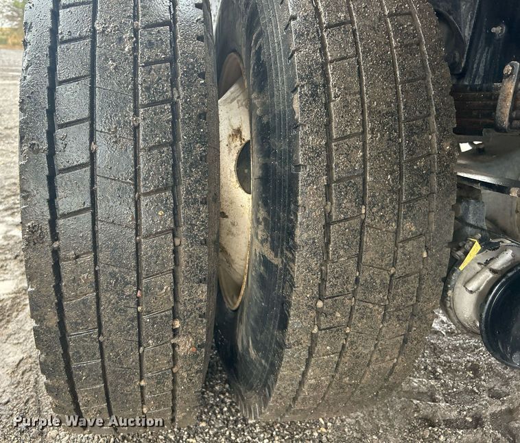 image for item OI9564 2007 Ford F750 Super Duty flatbed truck