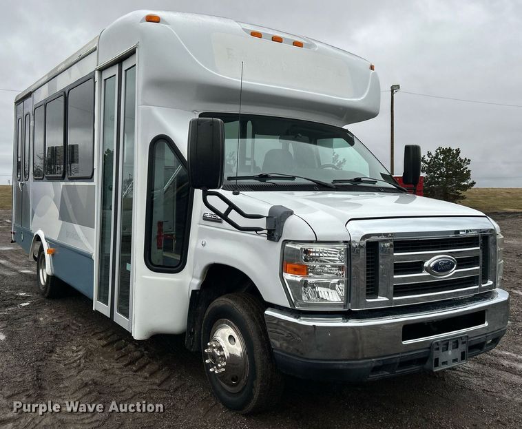 image for item OI9577 2013 Ford E350 shuttle bus