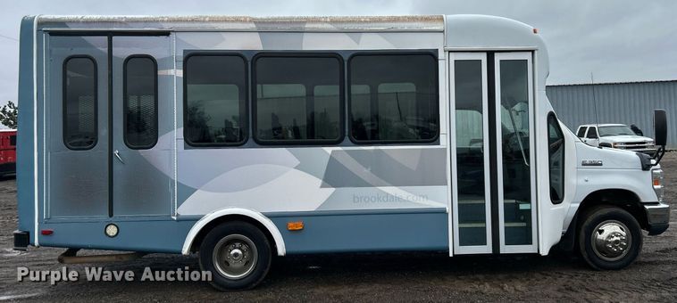 image for item OI9577 2013 Ford E350 shuttle bus