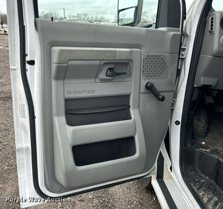 image for item OI9577 2013 Ford E350 shuttle bus