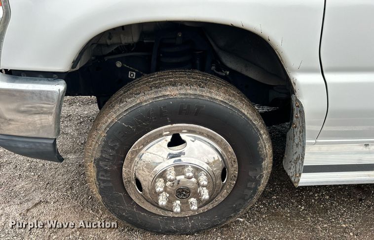 image for item OI9577 2013 Ford E350 shuttle bus