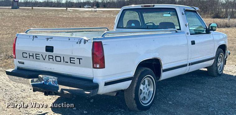 image for item OJ9421 1994 GMC Sierra C1500 pickup truck