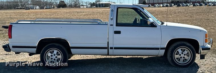 image for item OJ9421 1994 GMC Sierra C1500 pickup truck